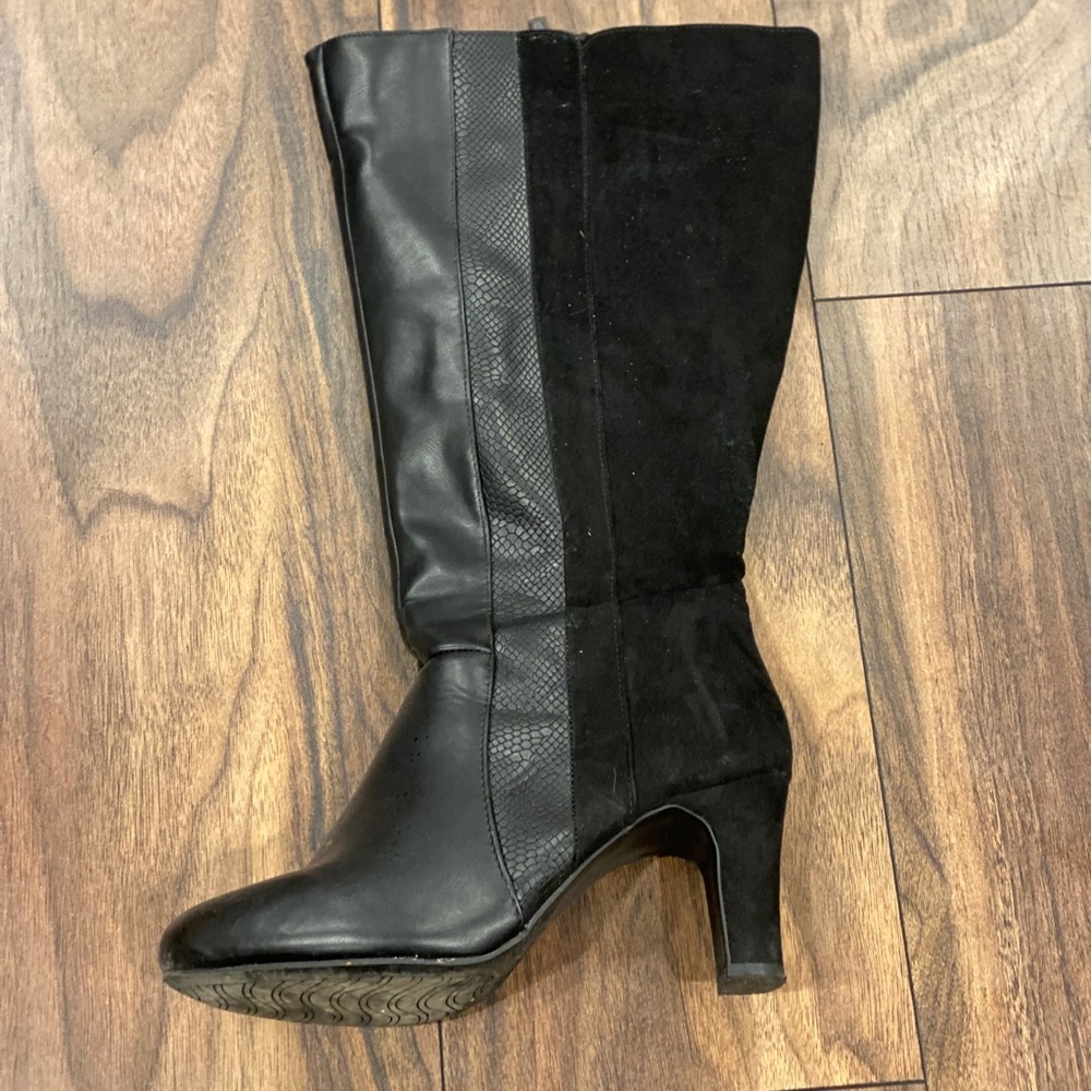 Knee- high black boots 👢